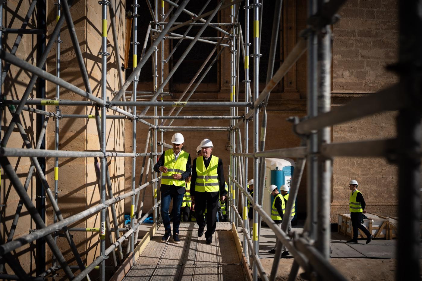 Visita del alcalde y miembros de la corporación municipal a las obras de la Catedral de Málaga