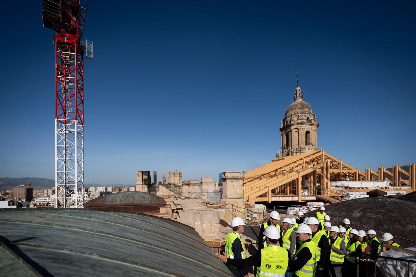 Visita del alcalde y miembros de la corporación municipal a las obras de la Catedral de Málaga