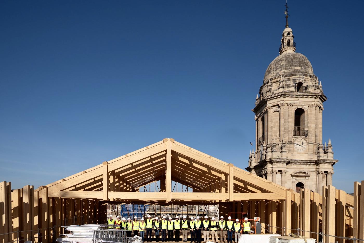 Visita del alcalde y miembros de la corporación municipal a las obras de la Catedral de Málaga