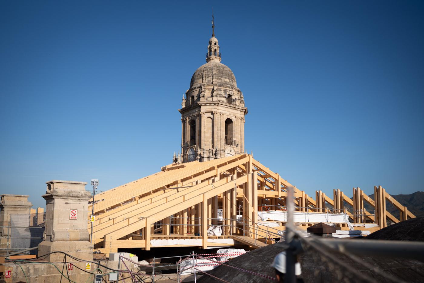 Visita del alcalde y miembros de la corporación municipal a las obras de la Catedral de Málaga