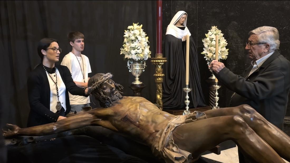 Una tradición familiar unida a la corona del Cristo de Mena
