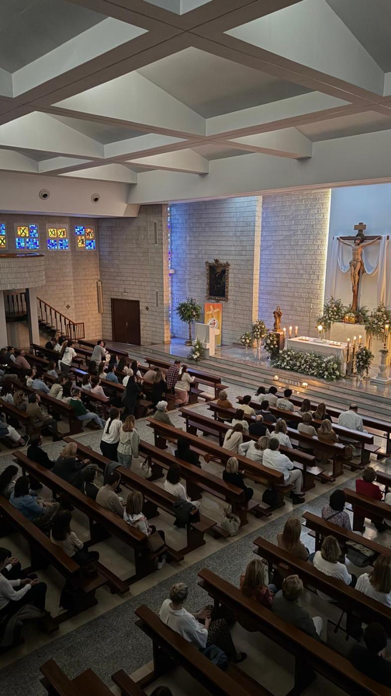 Los jóvenes de San Miguel rezan por el eterno descanso del papa Francisco
