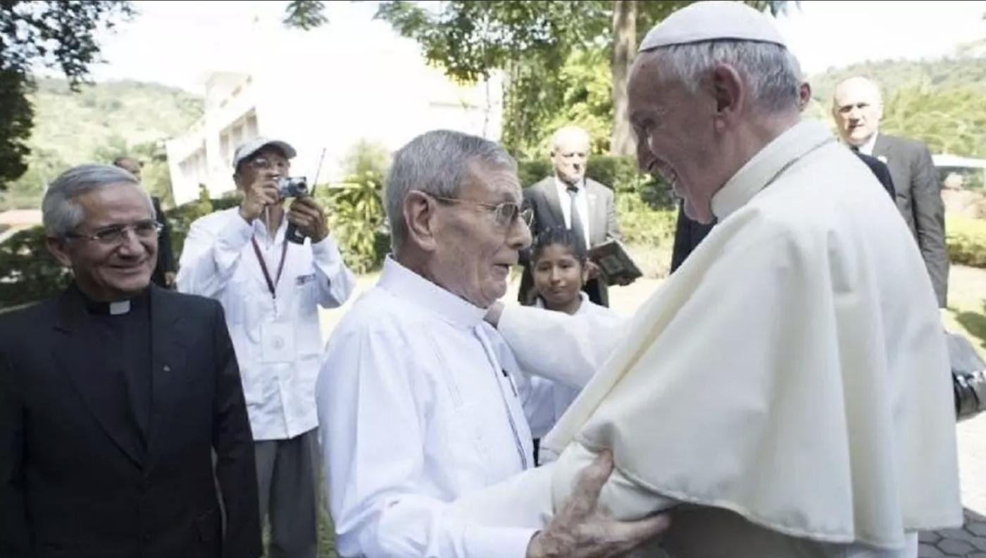 Cuando el papa Francisco fue a ver en 2015 al padre Paquito de Málaga en un viaje a Ecuador