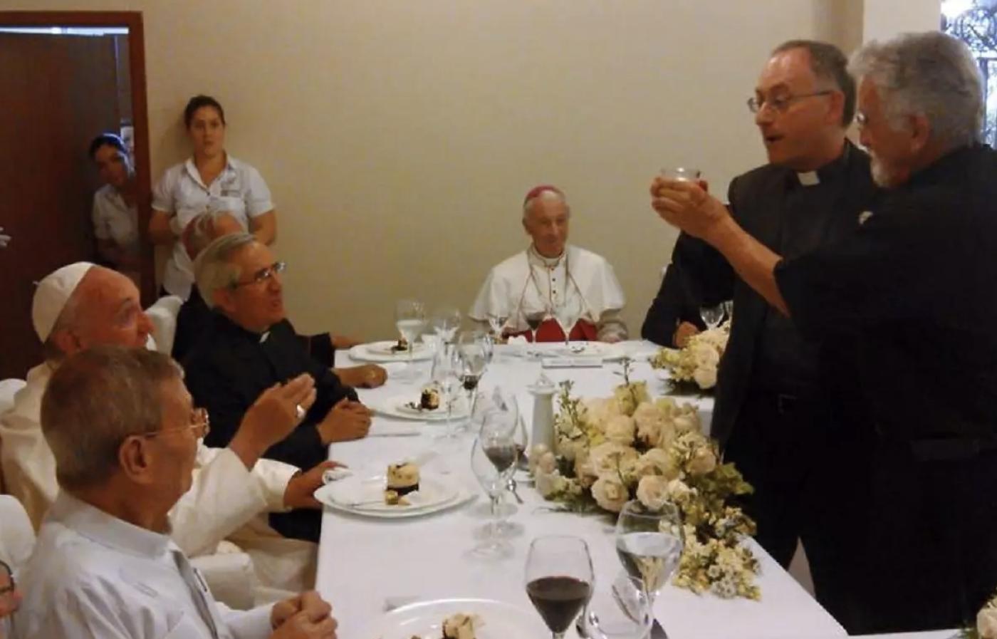 El sacerdote malagueño Francisco Cortés, conocido como el padre 'Paquito', compartiendo mesa con el Papa Francisco