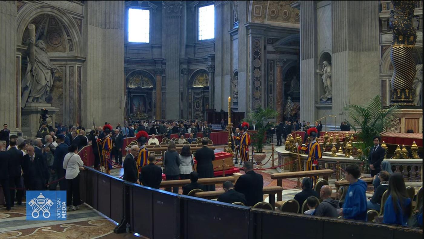 Paloma Saborido, junto al f&eacute;retro del Papa