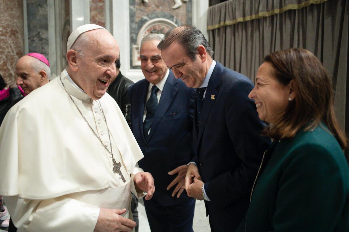 Paloma Saborido saluda al Papa Francisco durante uno de sus m&uacute;ltiples encuentros