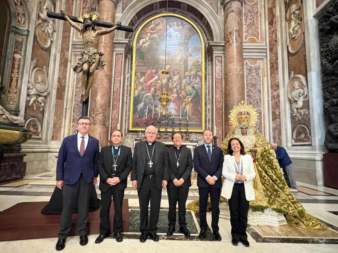 La Virgen de la Esperanza, en besamanos, antes de su partida hacia el Jubileo en Roma