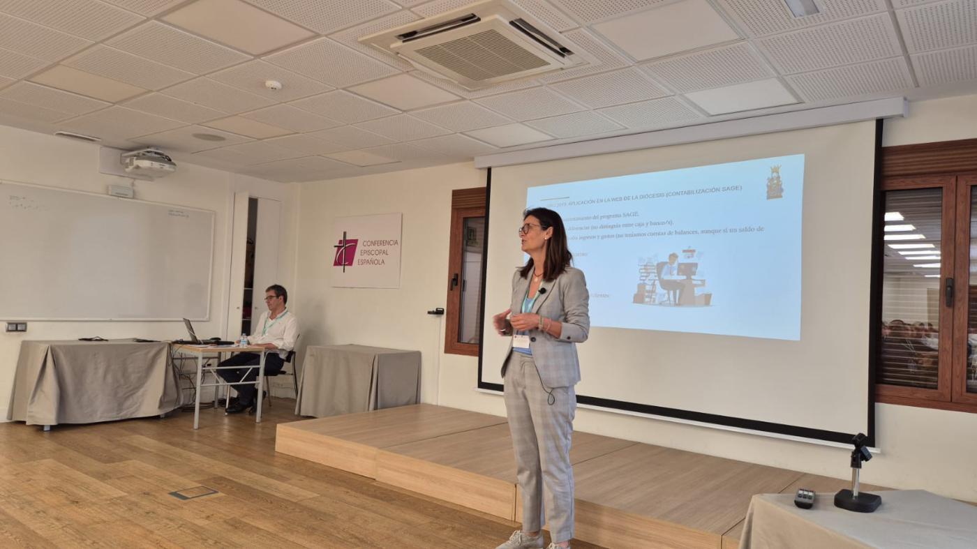 To&ntilde;i Corpas durante su exposici&oacute;n en el taller de la VI Reuni&oacute;n de responsables de econom&iacute;a de la CEE