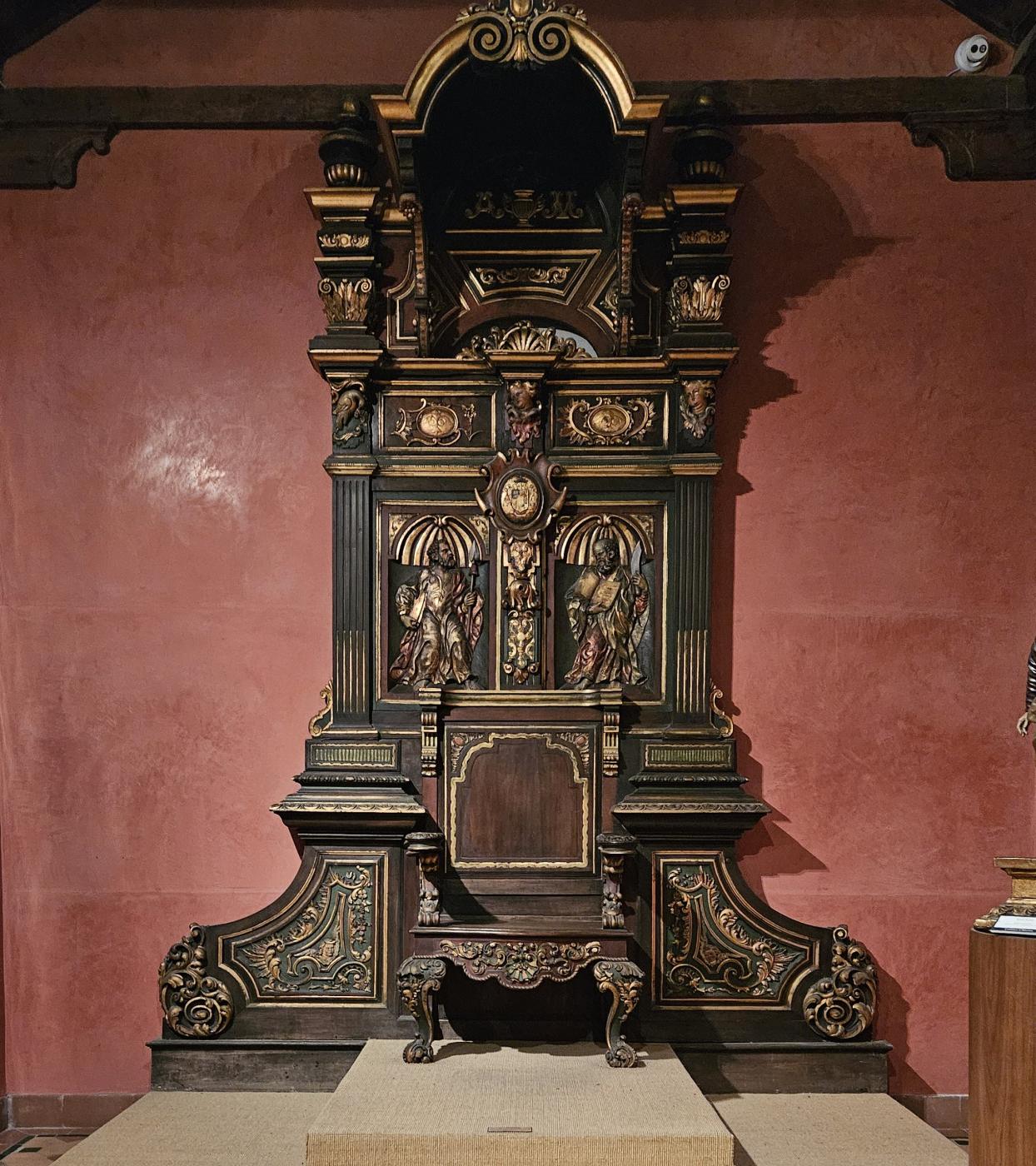 Trono episcopal del que fuera obispo de Málaga Balbino Santos Olivera, actualmente en el museo catedralicio
