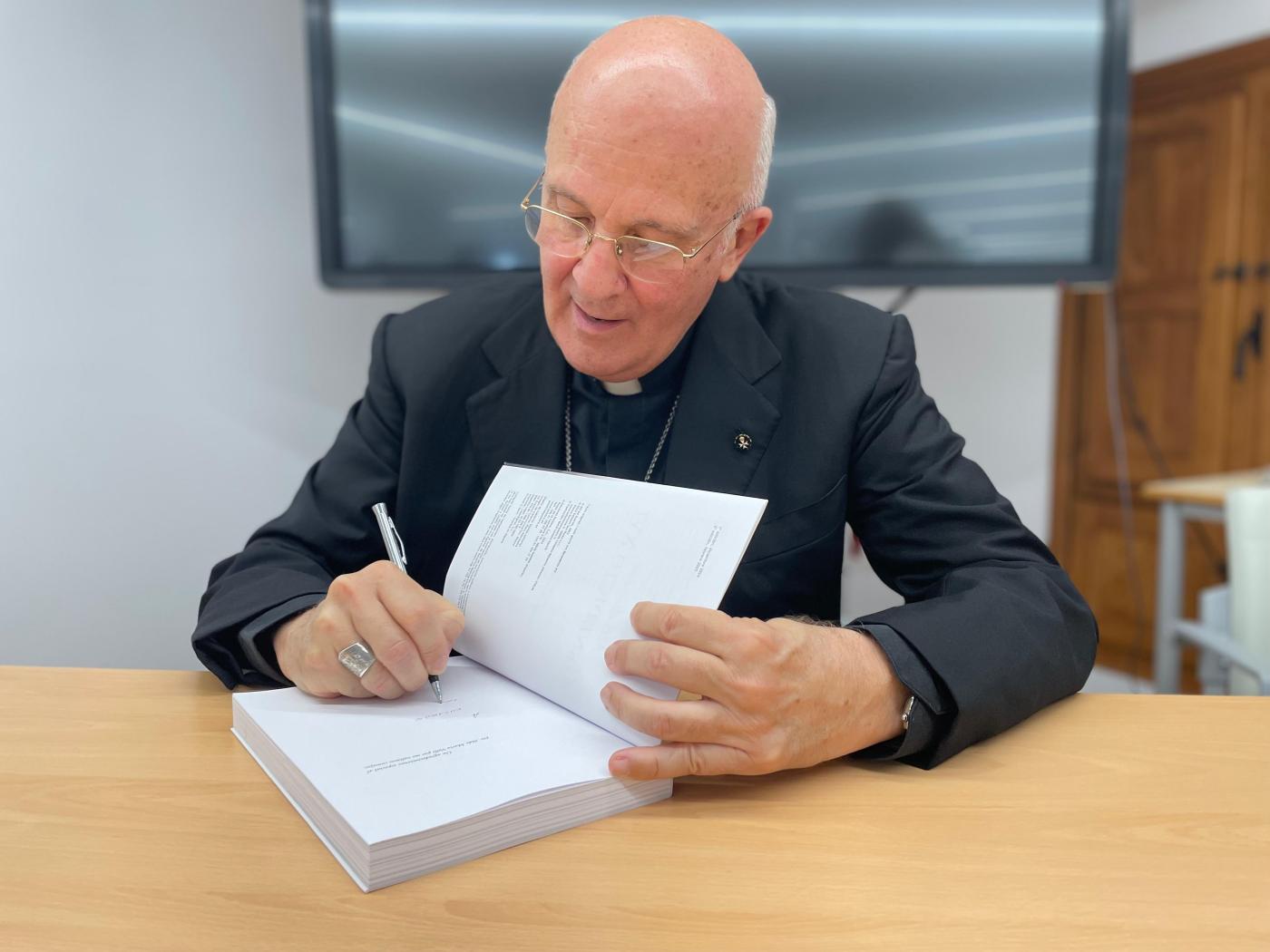 Mons. Alfred Xuereb: «Esta obra pretende ser un gesto de profundo afecto filial y gratitud hacia el papa Benedicto XVI»