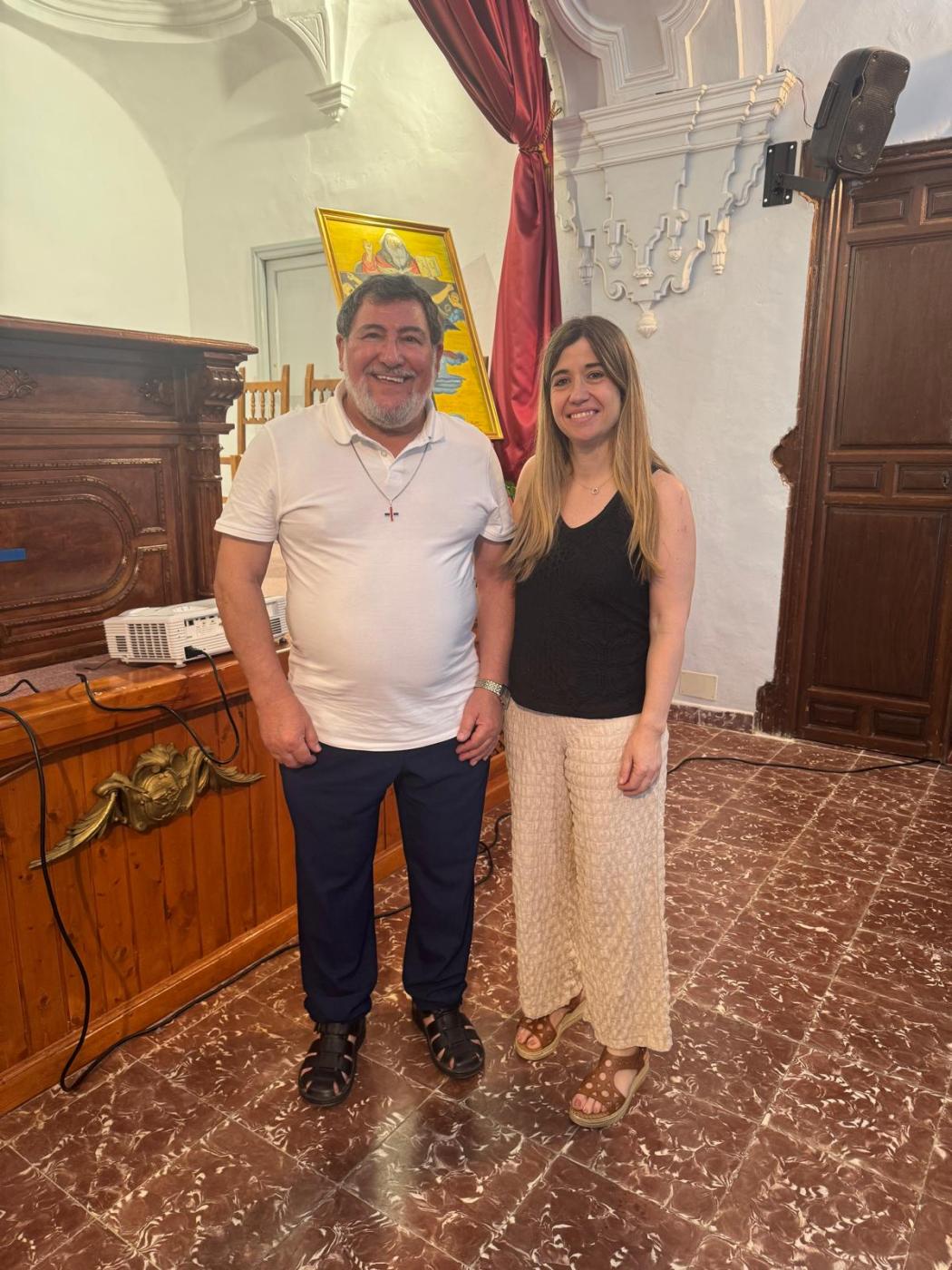 Pedro Fernández Alejo con la ponente, Sandra Chiclana de la Fuente, doctora en Psicología y jefa de Servicios de Programas Específicos de Tratamiento en la Secretaría General de Instituciones Penitenciarias