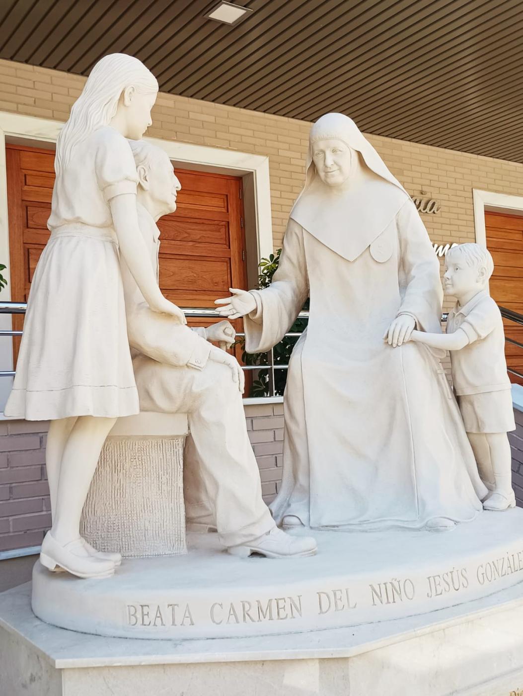 Imagen a la puerta de la residencia en calle Frigiliana
