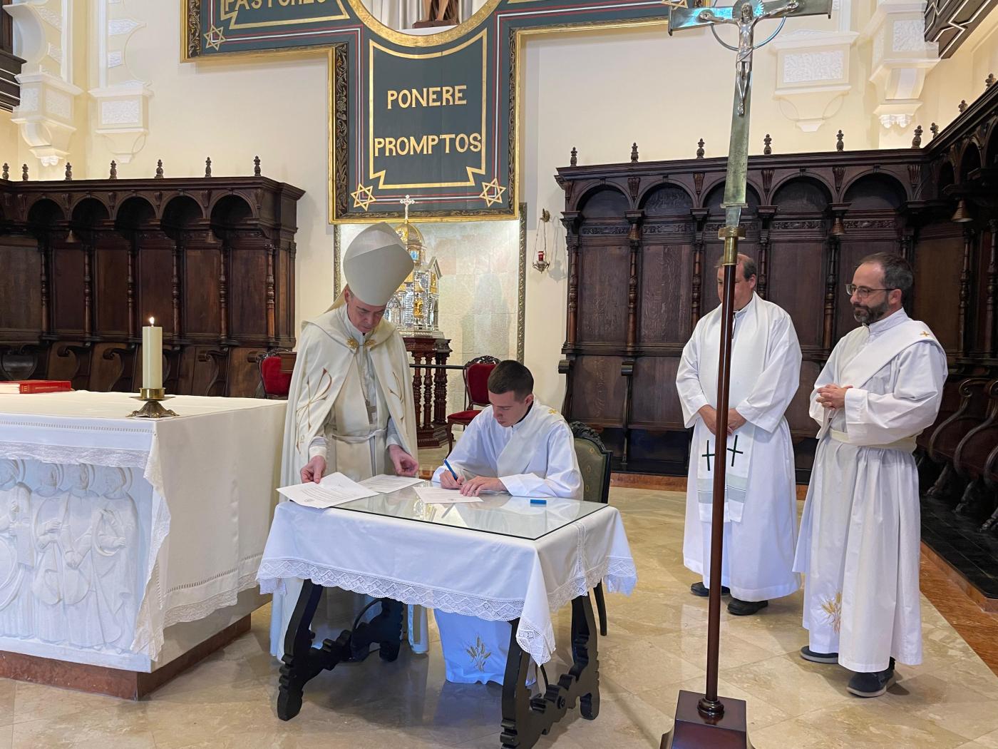 Los seminaristas Antonio del Río y José Ignacio Postigo profesaron la fe y firmaron las promesas en el encuentro para el clero