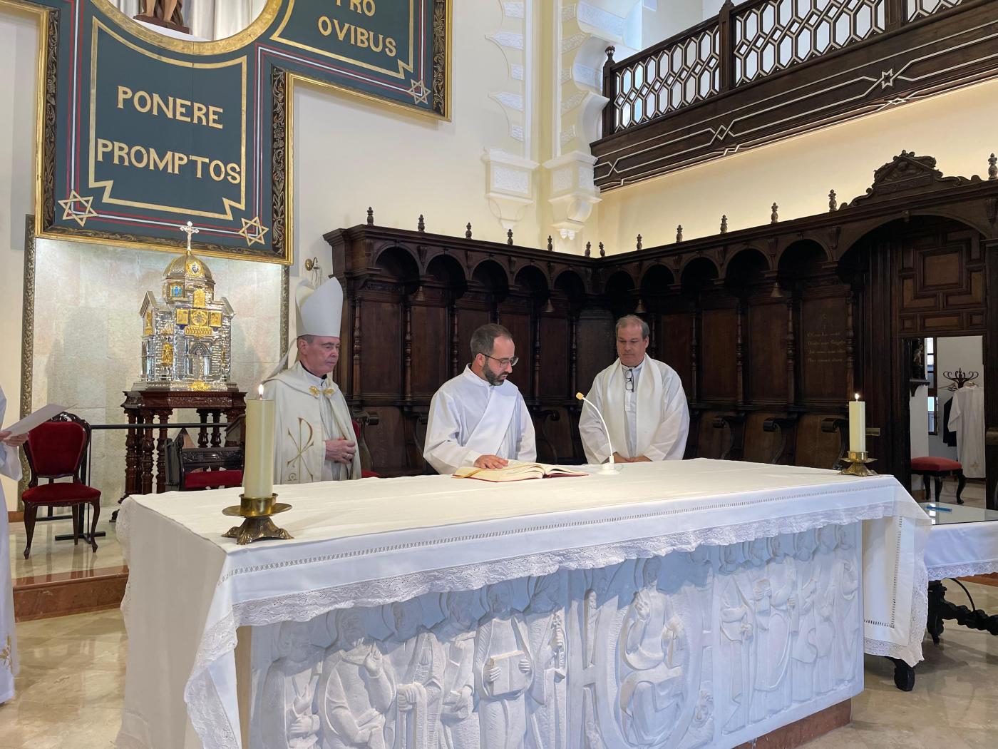 Los seminaristas Antonio del Río y José Ignacio Postigo profesaron la fe y firmaron las promesas en el encuentro para el clero