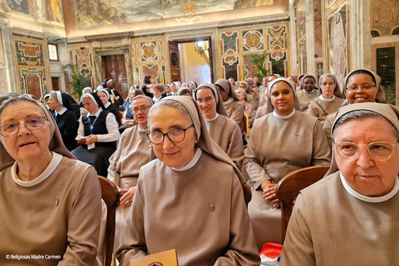 Visita al Papa de una representación de la congregación de Franciscanas de los Sagrados Corazones
