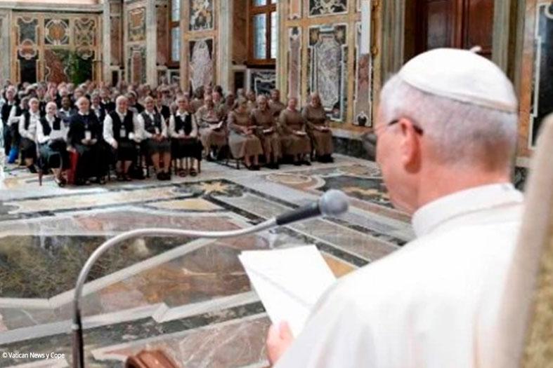Visita al Papa de una representación de la congregación de Franciscanas de los Sagrados Corazones