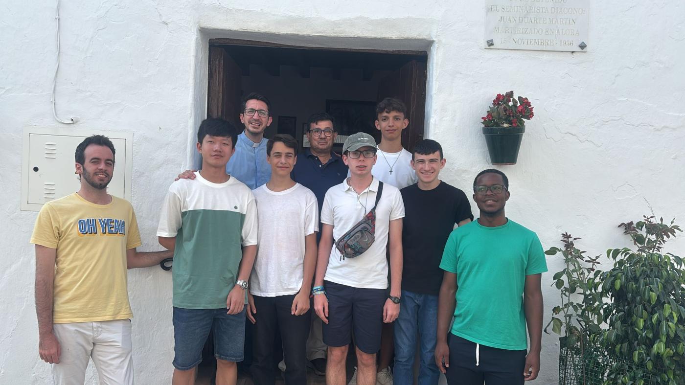 El Seminario Menor en la puerta de la casa del beato Duarte