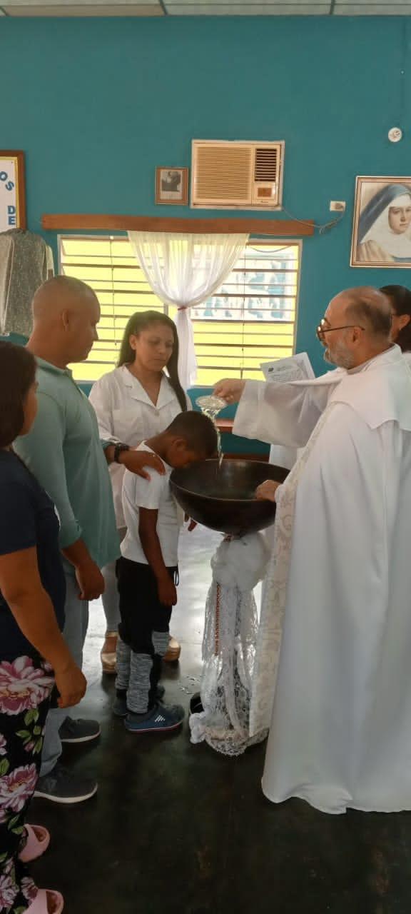 El sacerdote malagueño Juan Manuel Barreiro en la parroquia de Ntra. Sra. del Valle en Morichalito (Venezuela)