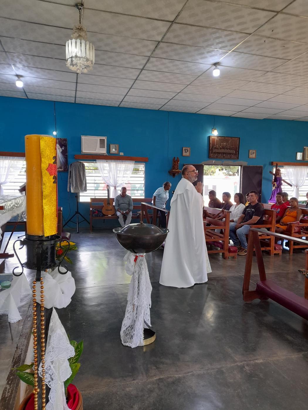 El sacerdote malagueño Juan Manuel Barreiro en la parroquia de Ntra. Sra. del Valle en Morichalito (Venezuela)