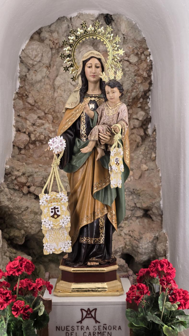 Imagen de la Virgen del Carmen ya colocada en la hornacina del paseo mar&iacute;timo de Rinc&oacute;n de la Victoria, tras su reciente restauraci&oacute;n en los talleres de Enrique Salvo