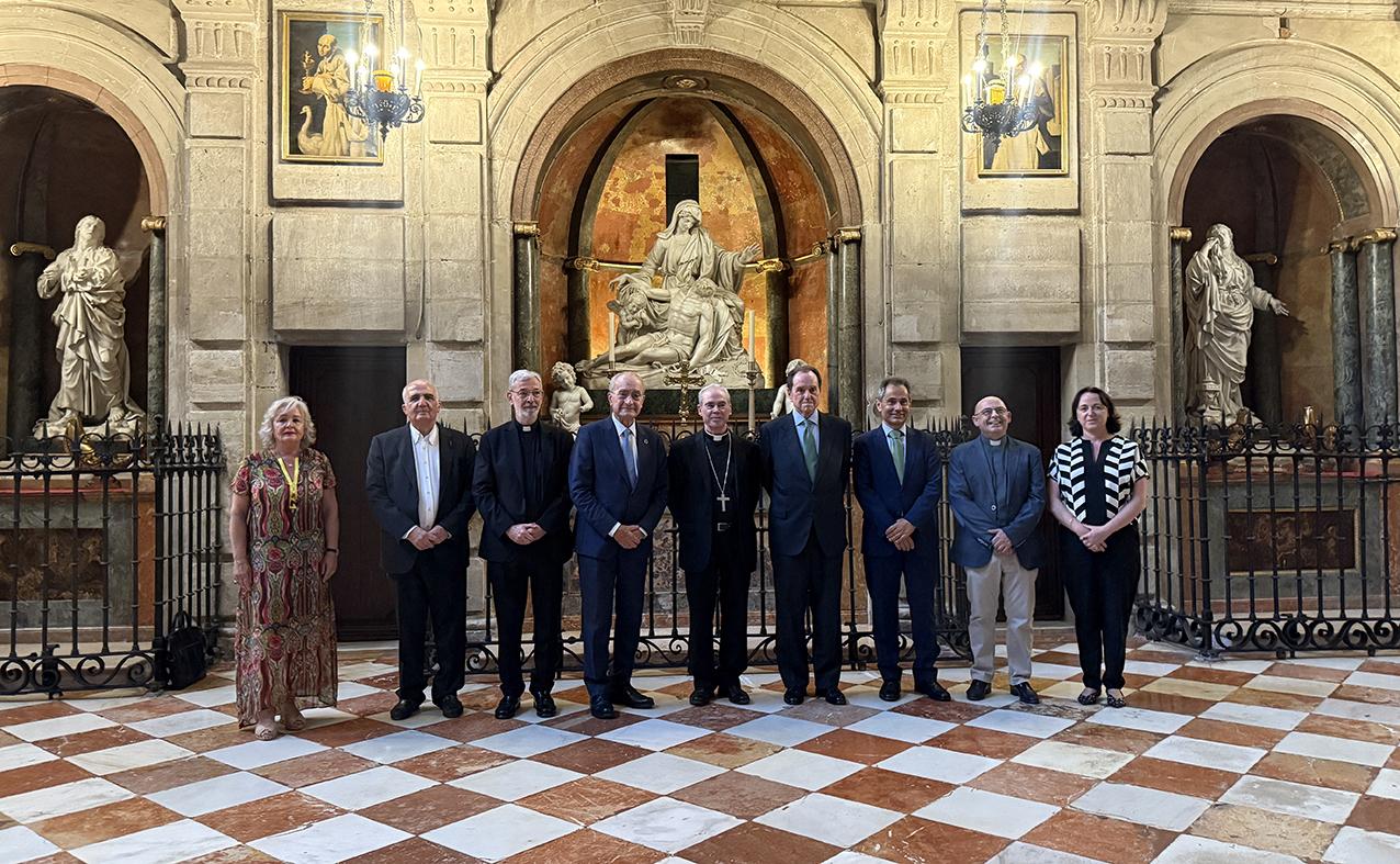 Foto de familia de los asistentes al acto de firma del convenio entre Fundaci&oacute;n Iberdrola Espa&ntilde;a y el Cablido Catedralicio