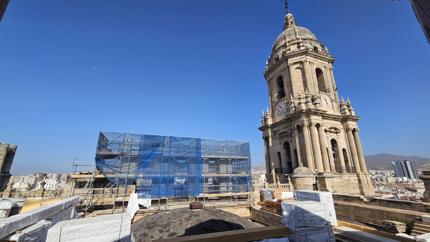 Las piezas de madera que componen la estructura del tejado de la Catedral se montan a pie de calle