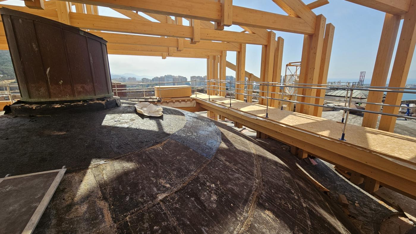 Algunas de las c&uacute;pulas mantienen a&uacute;n la capa de plomo que se va a ir retirando cuando est&eacute;n protegidas por la nueva estructura del tejado