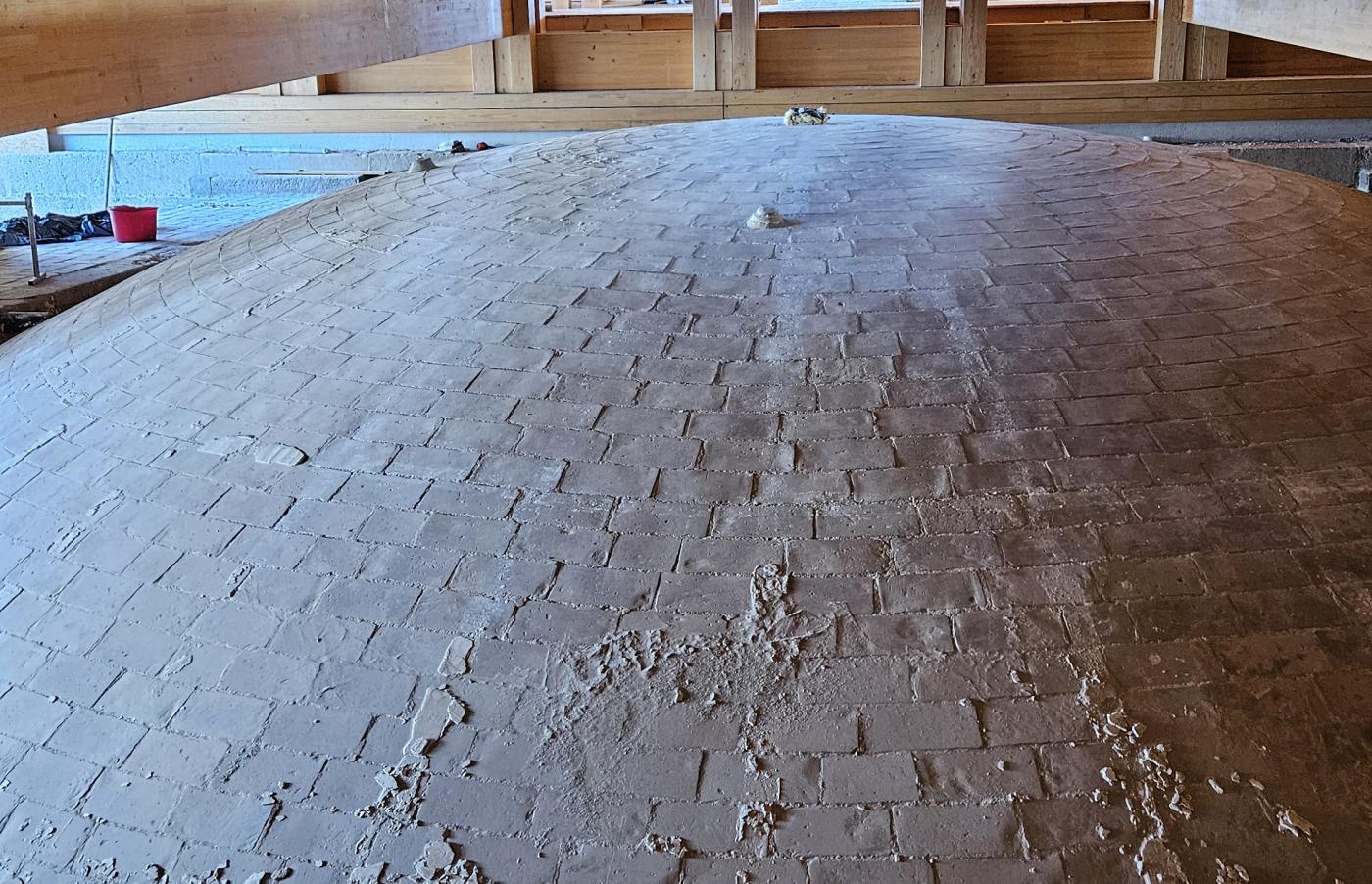 A las c&uacute;pulas que se encuentran bajo la nueva estructura del tejado a dos aguas se les han retirado ya las capas de plomo y cer&aacute;mica que no lograron su impermeabilizaci&oacute;n y lucen con su piedra natural