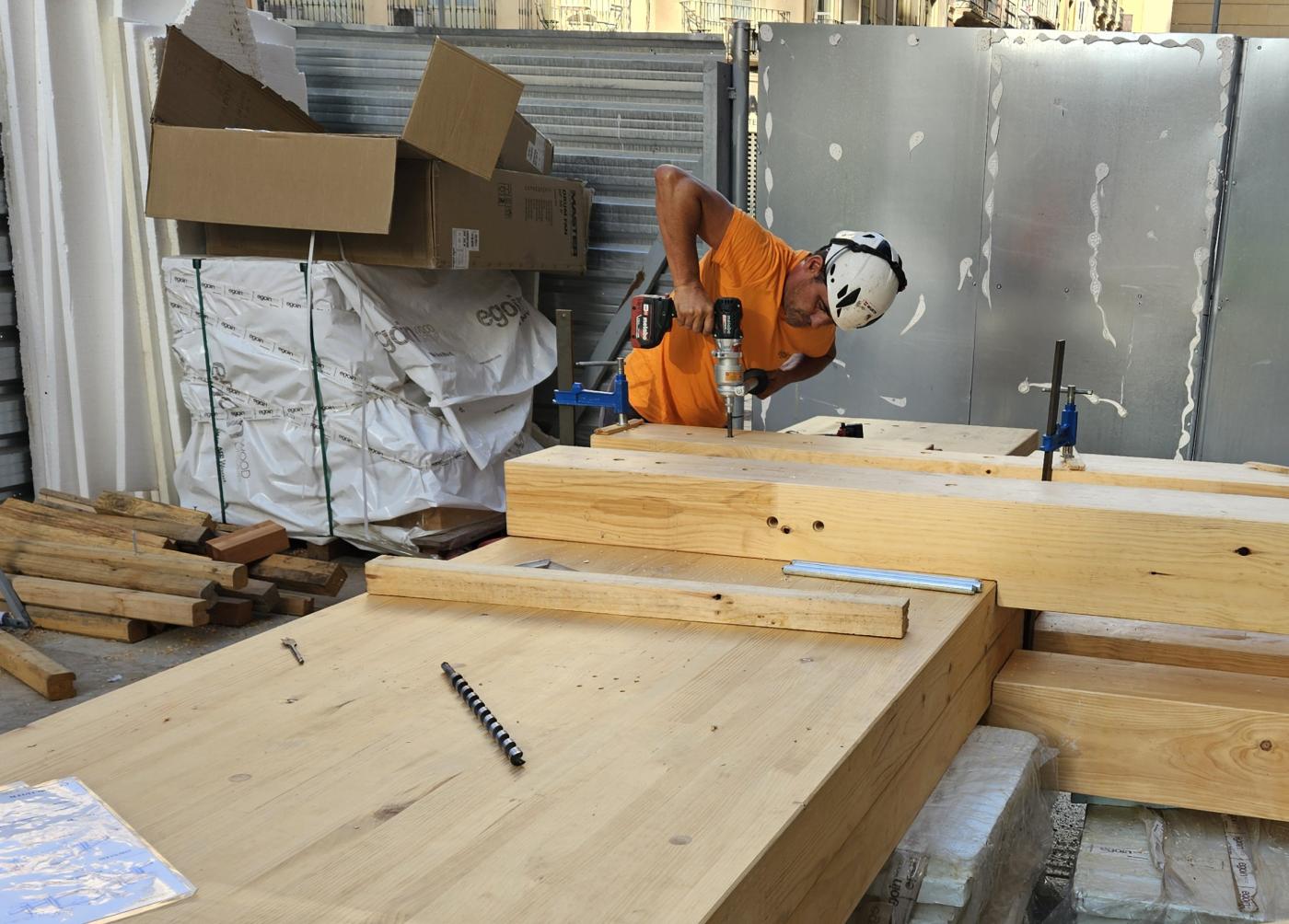 Las piezas de madera que componen la estructura del tejado de la Catedral se montan a pie de calle