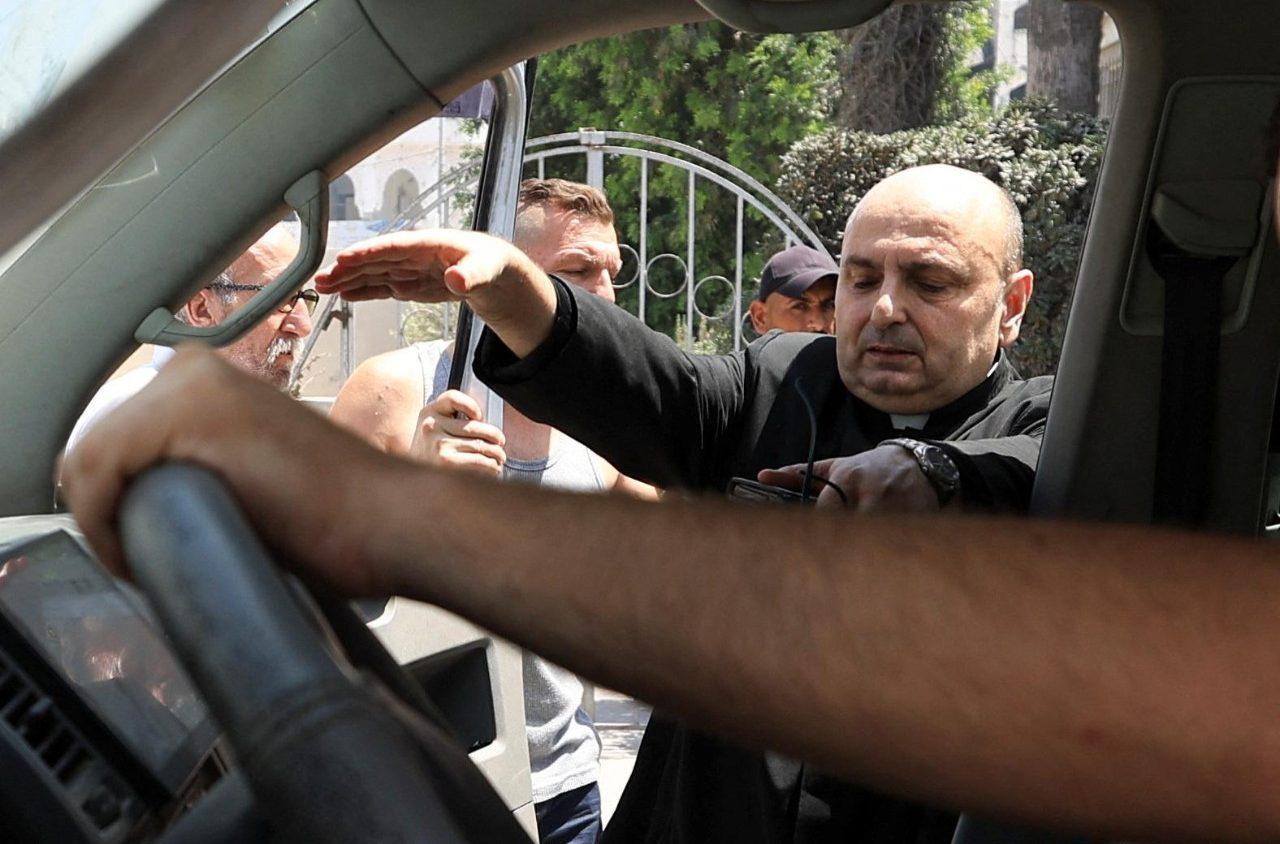 Gabriel Romanelli, párroco de Gaza, después de recibir atención médica tras ser herido en el ataque a su parroquia