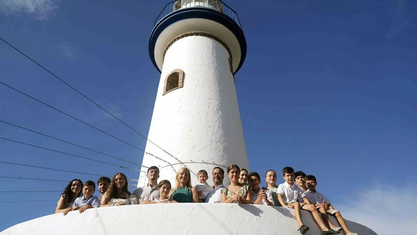 La familia misionera malague&ntilde;a Oliva-Mart&iacute;nez en el parque de Huelin