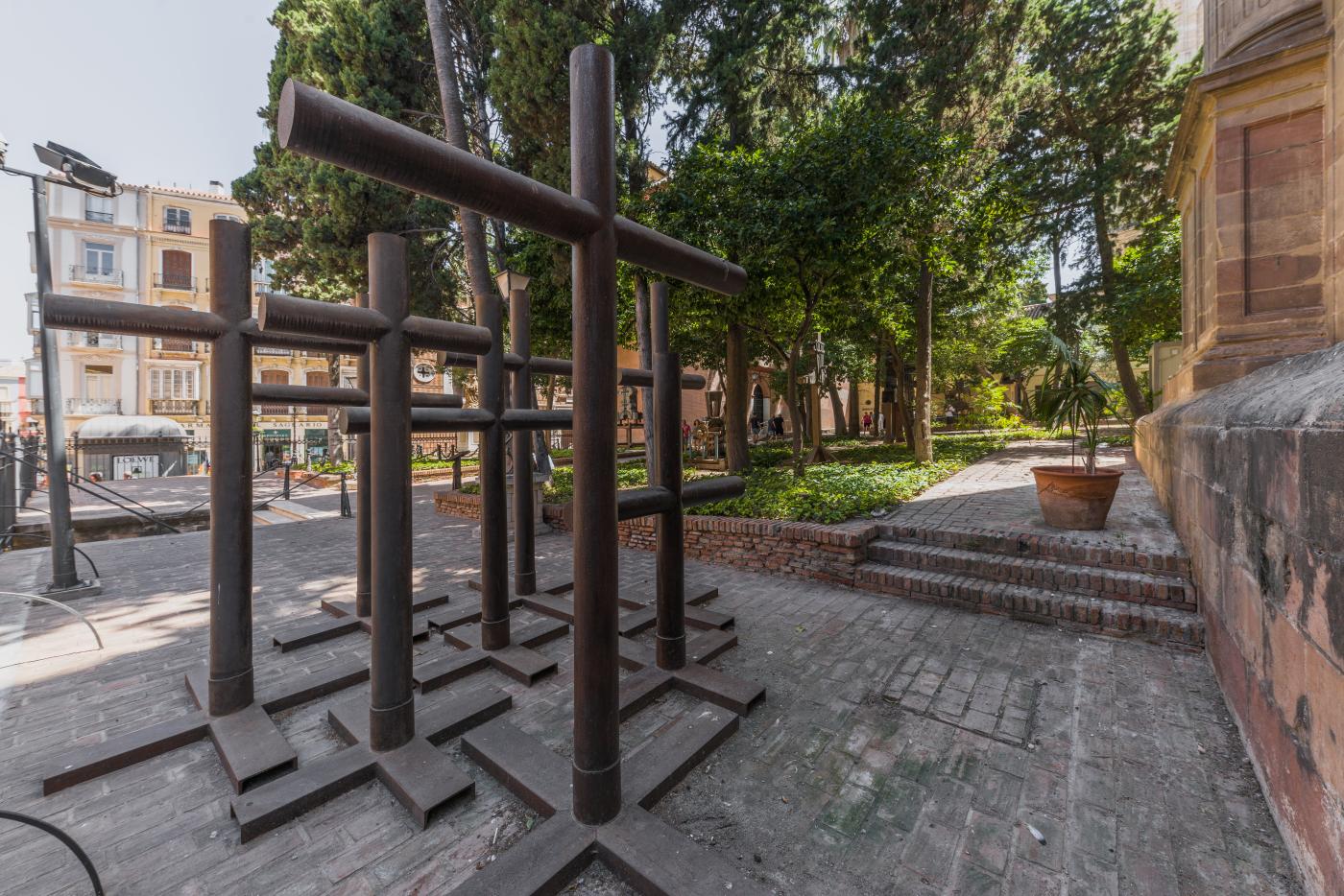 Las cruces de Rando permanecerán aún un tiempo en su emplazamiento provisional