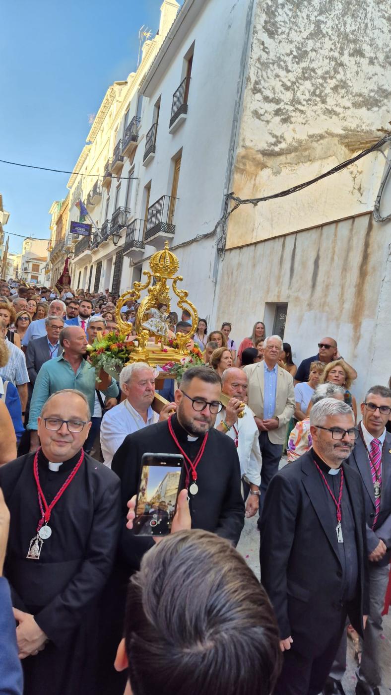 Procesi&oacute;n de la imagen del Ni&ntilde;o Jes&uacute;s el d&iacute;a de su entronizaci&oacute;n en los brazos de su madre, la Virgen de Flores