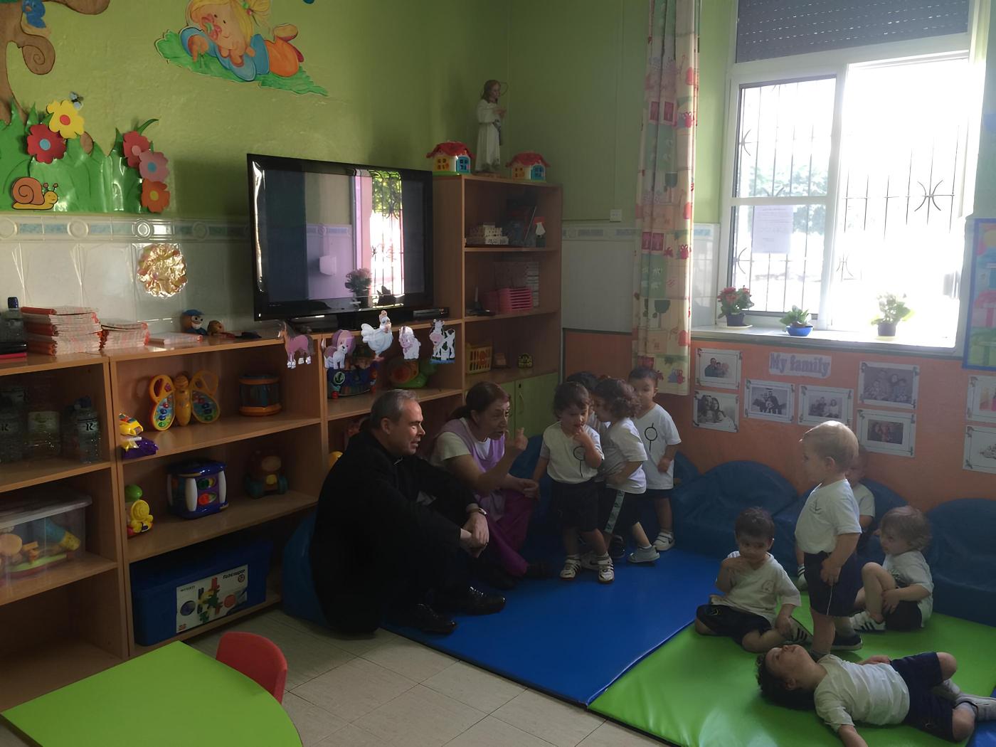D. Jes&uacute;s con ni&ntilde;os del CEI Santa Luisa de Marillac, de la Fundaci&oacute;n Victoria, en Melilla