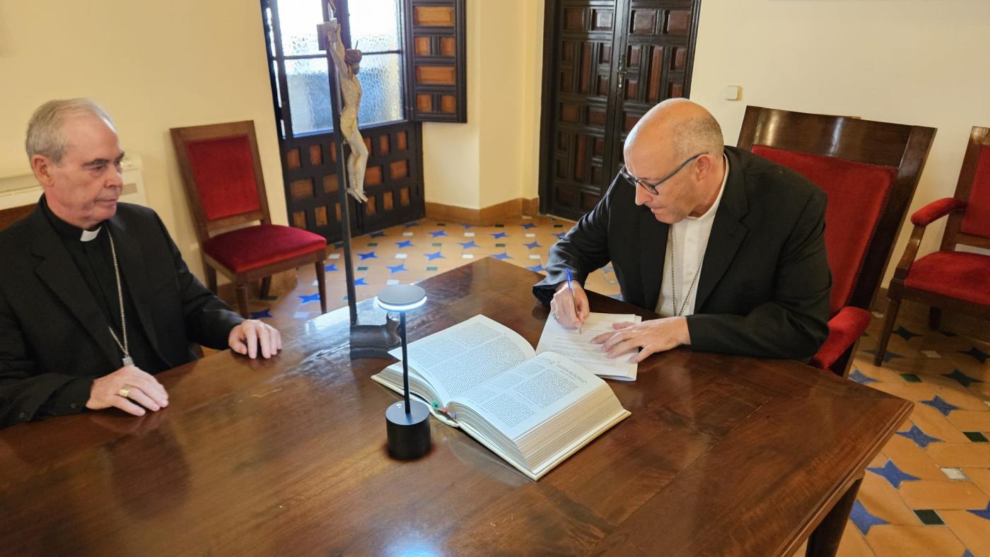 Mons. José Antonio Satué firma su juramento en presencia de Mons. Catalá