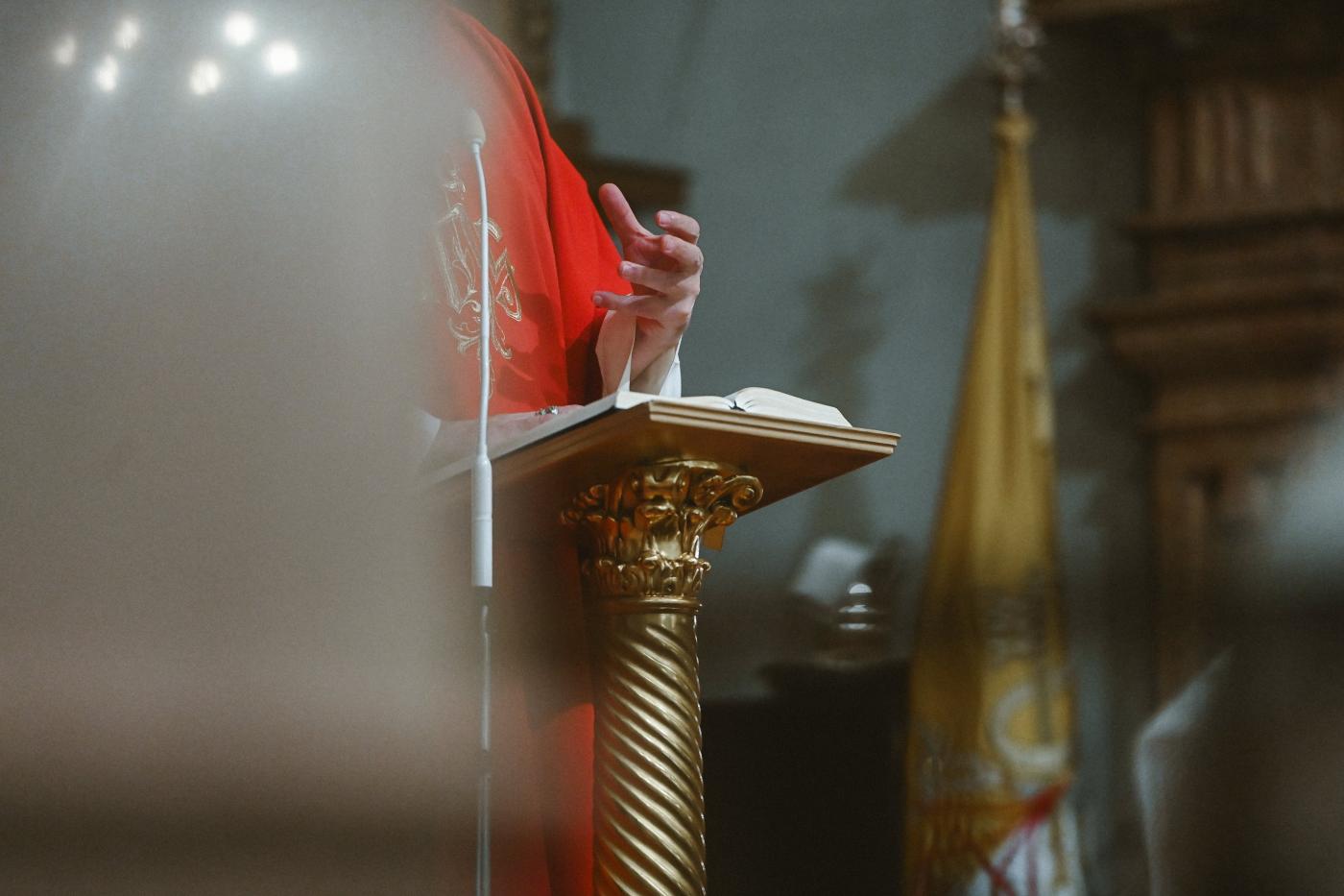 Cuando las manos de Mons. Satué  hablan