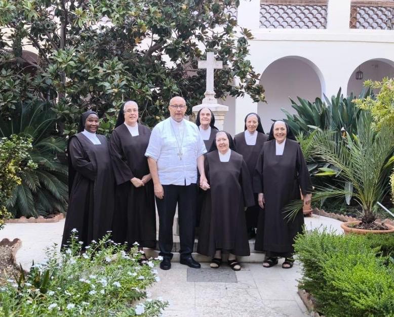 Mons. Satué en el convento de San José, de las Carmelitas