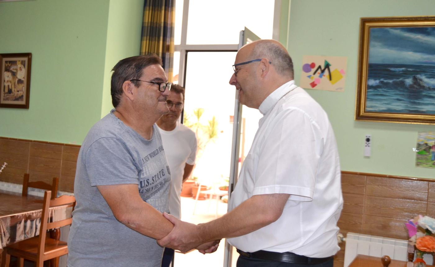 Mons. Satué en el Hogar para personas sin hogar Pozo Dulce