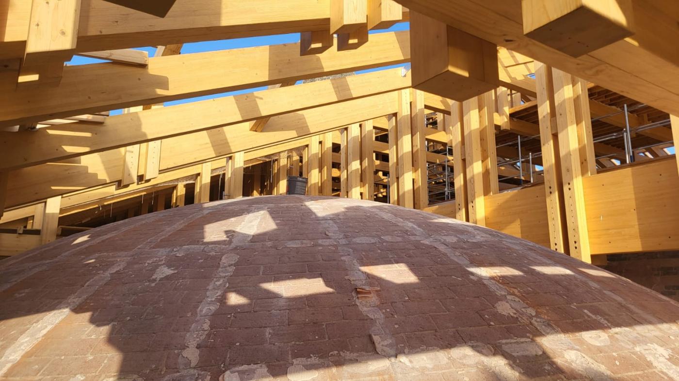 Mons. Satué en las cubiertas de la Catedral