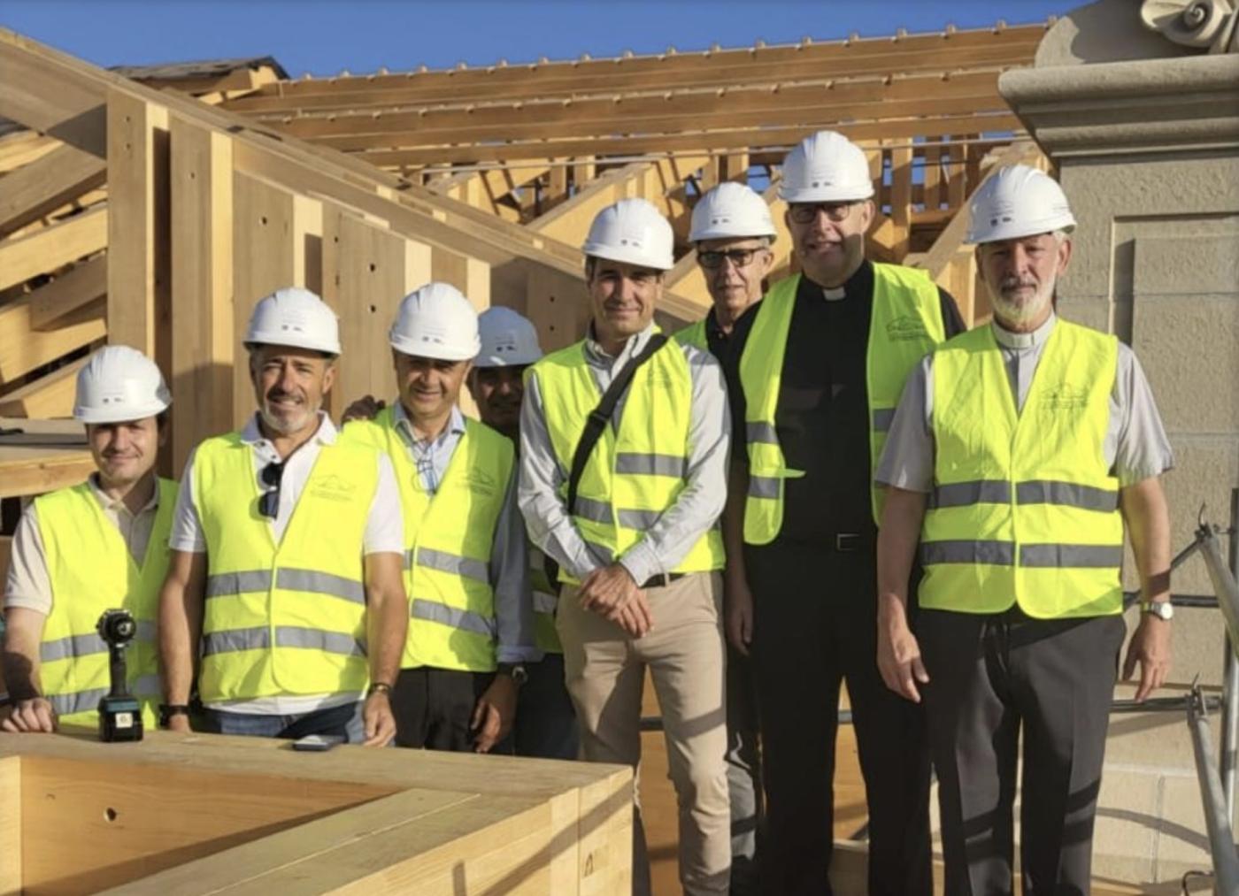 Mons. Satué en las cubiertas de la Catedral