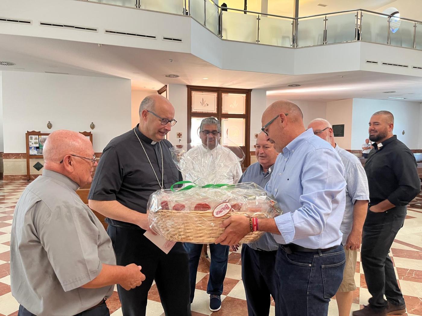D. José Antonio Satué recibe una cesta de productos de la tierra, en Estación de Cártama