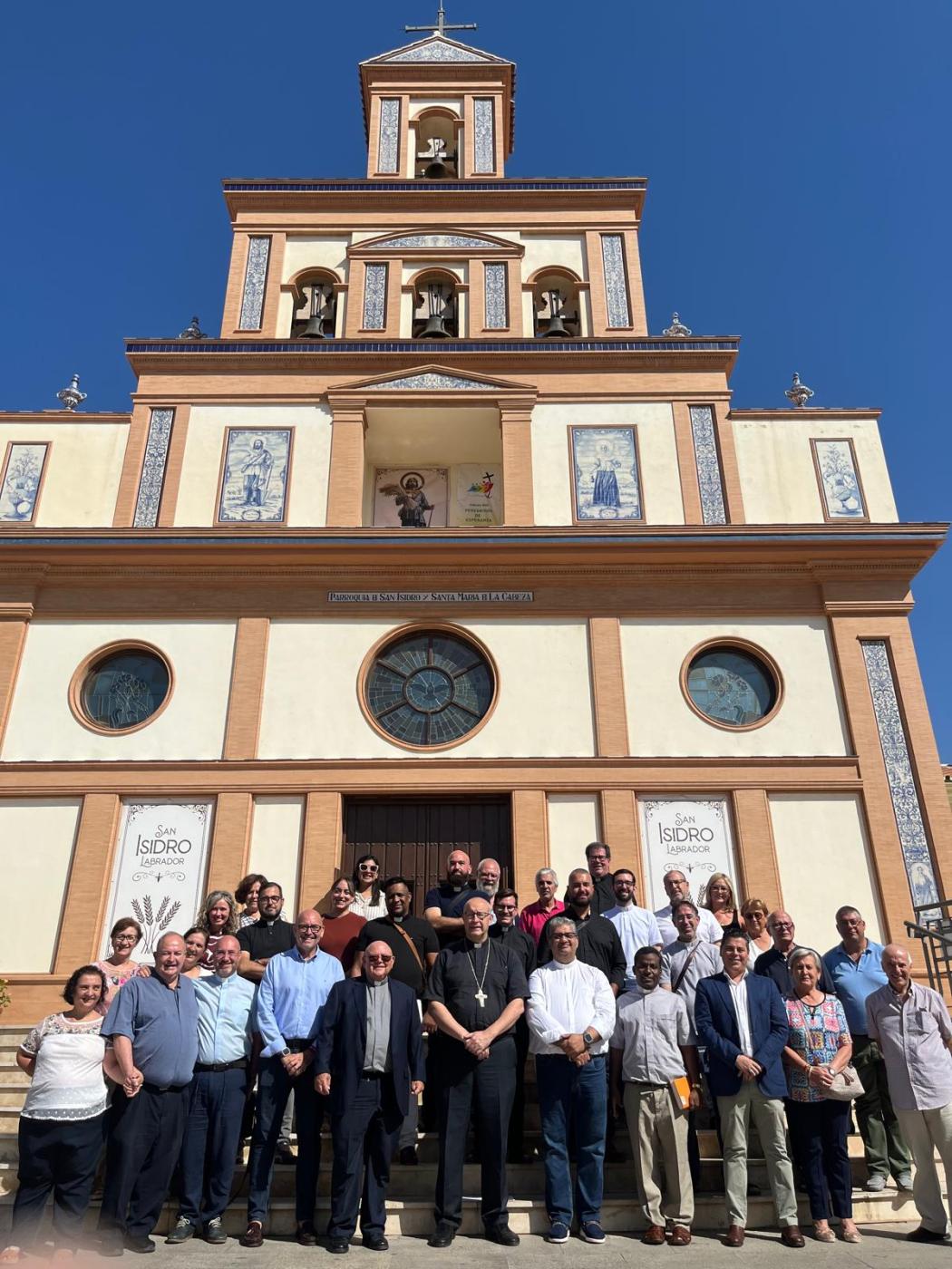 D. José Antonio con feligreses y sacerdotes de la zona
