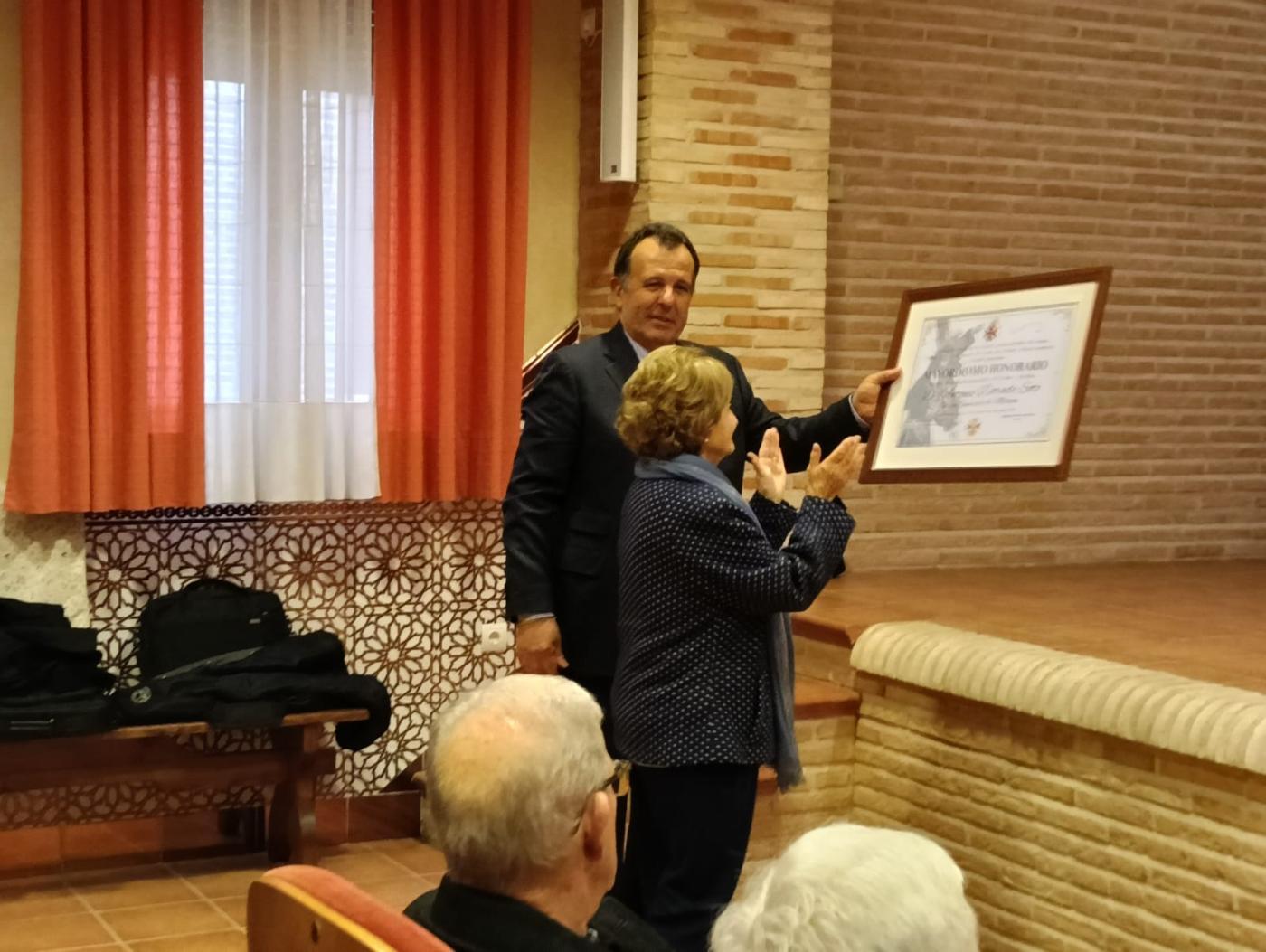 Angelines Dorado recoge el t&iacute;tulo de Mayordomo Honorario de la Archicofrad&iacute;a del Sant&iacute;simo Cristo de Urda otorgado a t&iacute;tulo p&oacute;stumo a su hermano