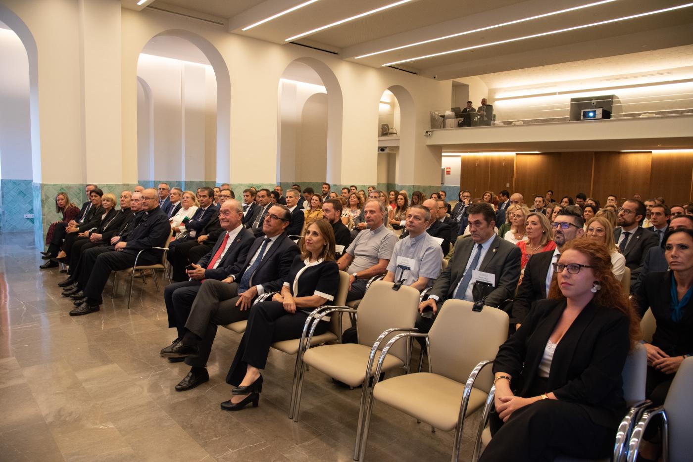 Entre los asistentes a la apertura de curso de la Fundaci&oacute;n Victoria, el alcalde la ciudad, el delegado de Educaci&oacute;n de la Junta de Andaluc&iacute;a y la concejala de Educaci&oacute;n del Ayuntamiento de la capital