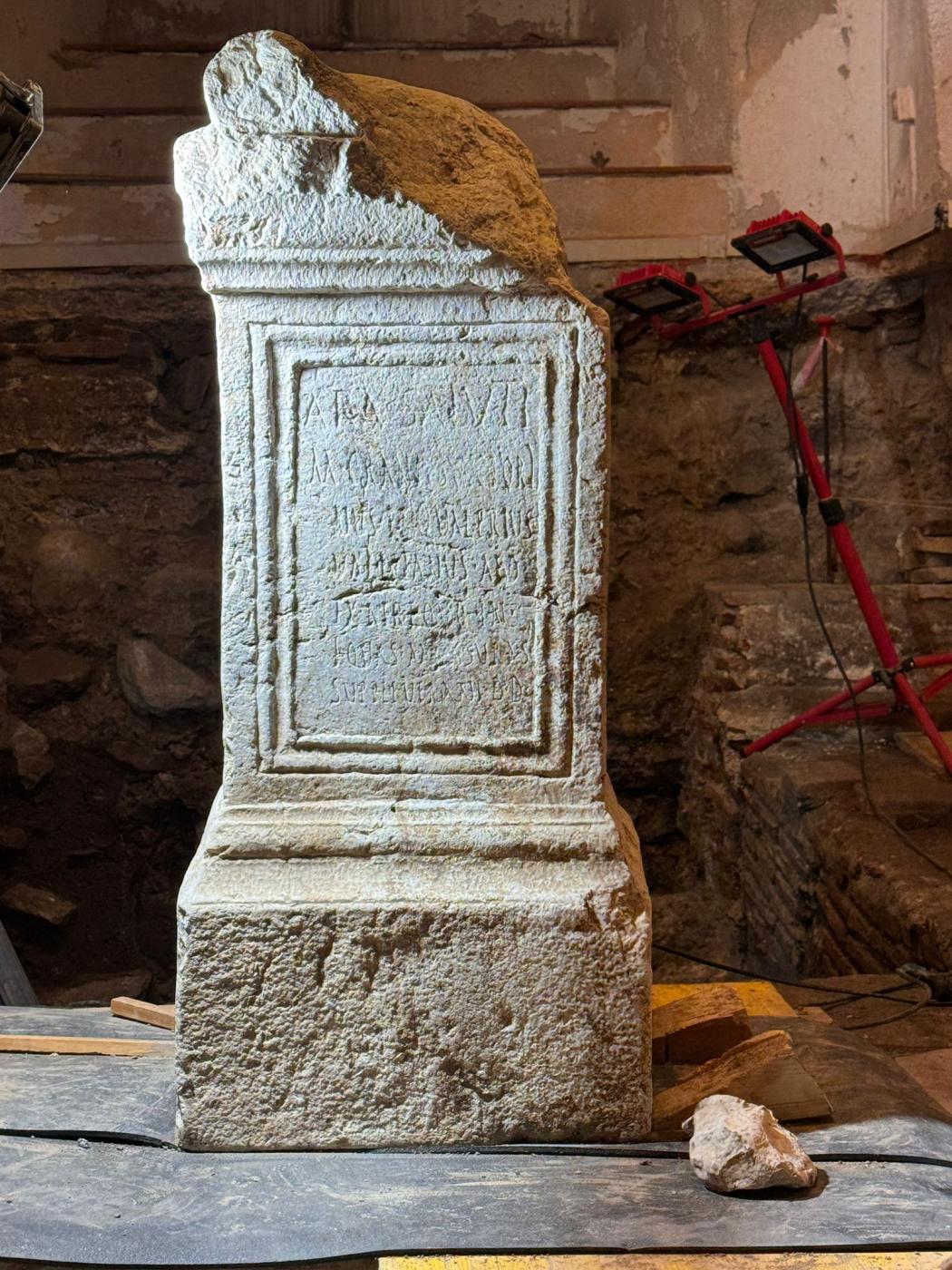Ara romana extra&iacute;da en la excavaci&oacute;n de la cripta de la iglesia del Sagrario