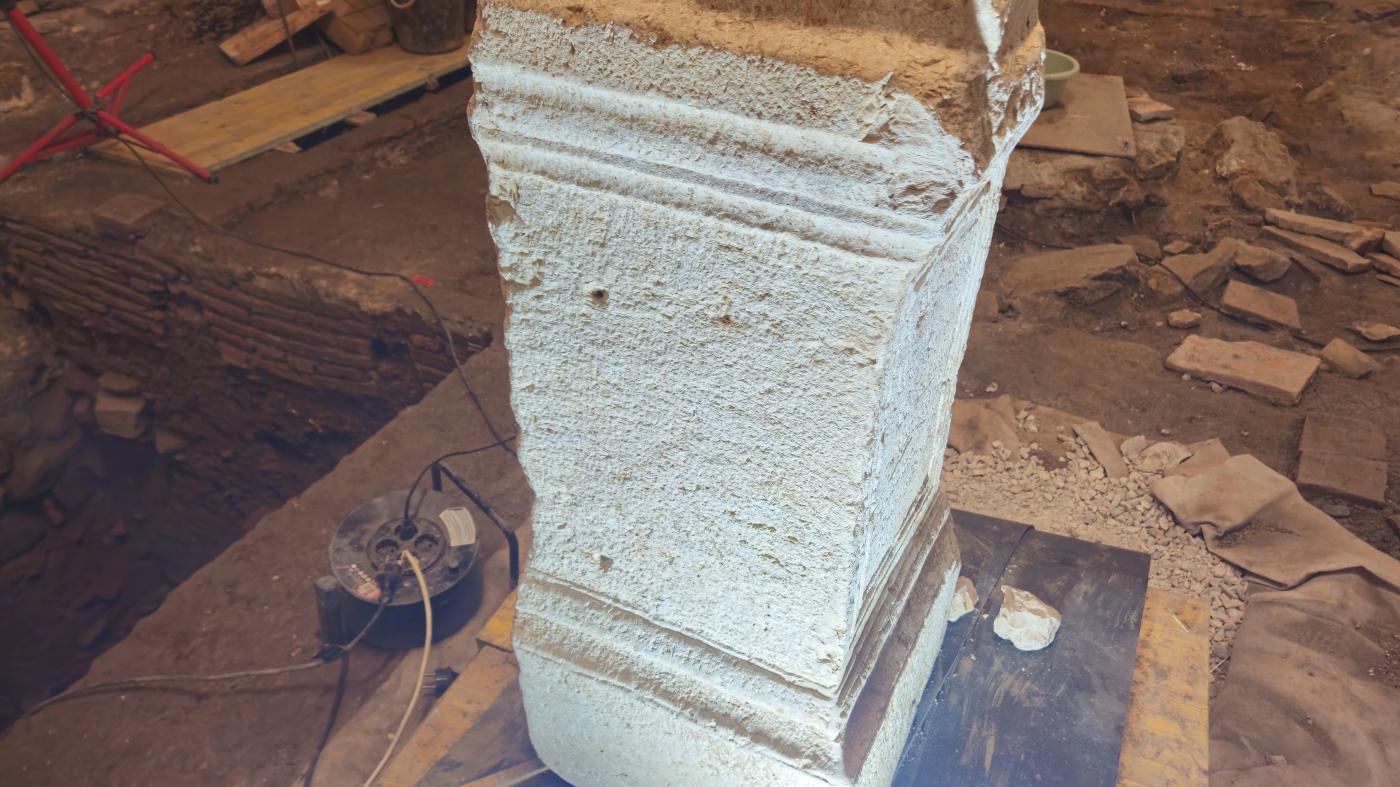 Orificios en el lateral del ara en el que se dispon&iacute;an unos clavos en los que se colgaban las ofrendas