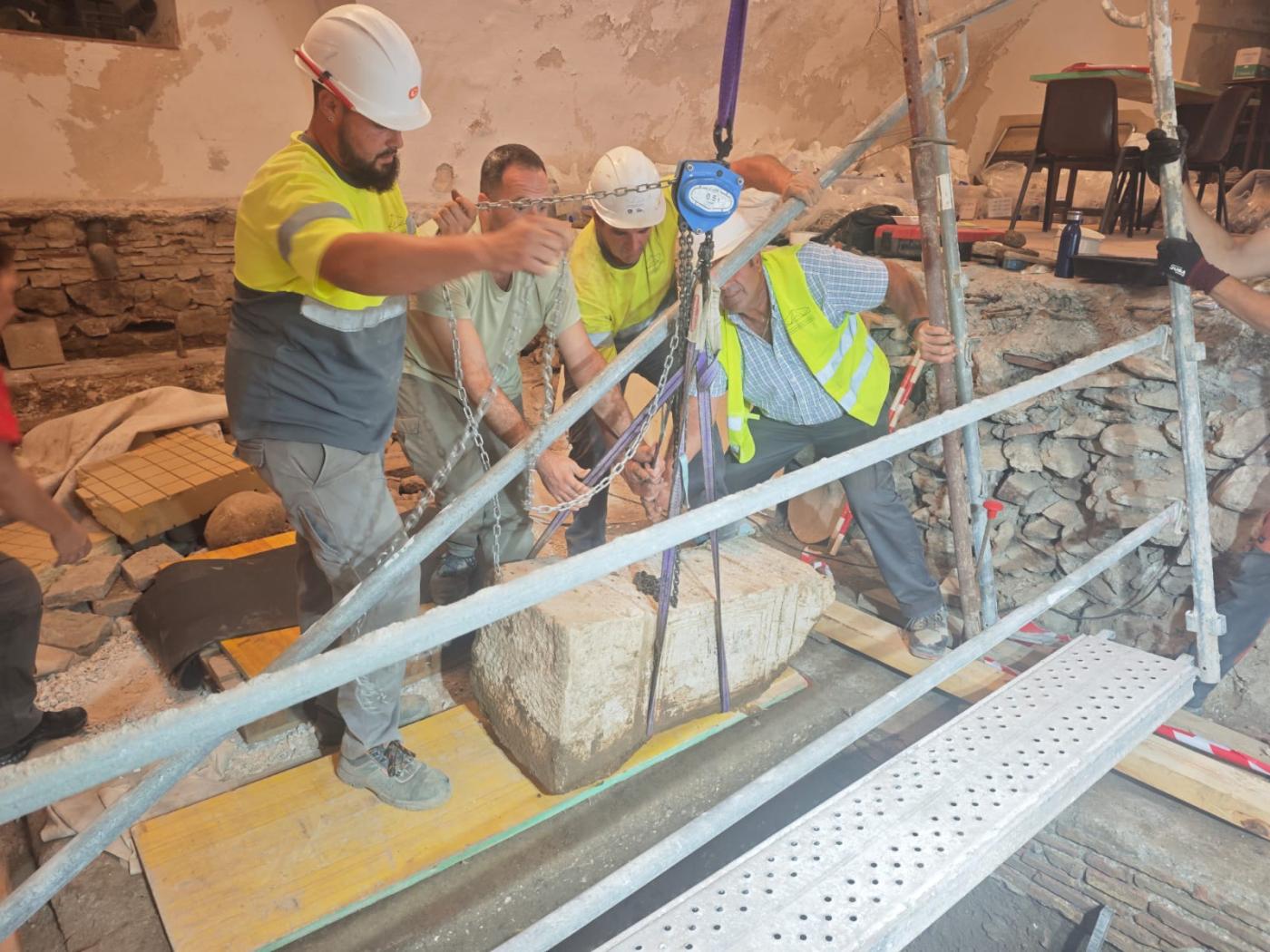 Proceso de extracci&oacute;n del ara romana del lugar en el que hab&iacute;a aparecido en la cripta del Sagrario