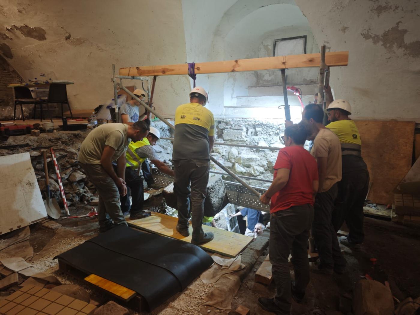 Proceso de extracci&oacute;n del ara romana del lugar en el que hab&iacute;a aparecido en la cripta del Sagrario