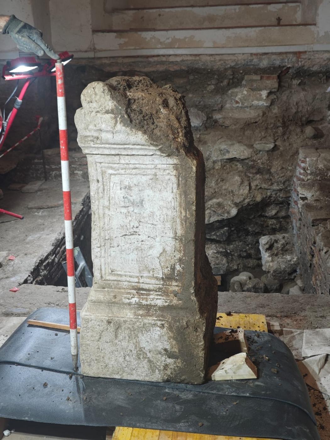 Proceso de extracci&oacute;n del ara romana del lugar en el que hab&iacute;a aparecido en la cripta del Sagrario