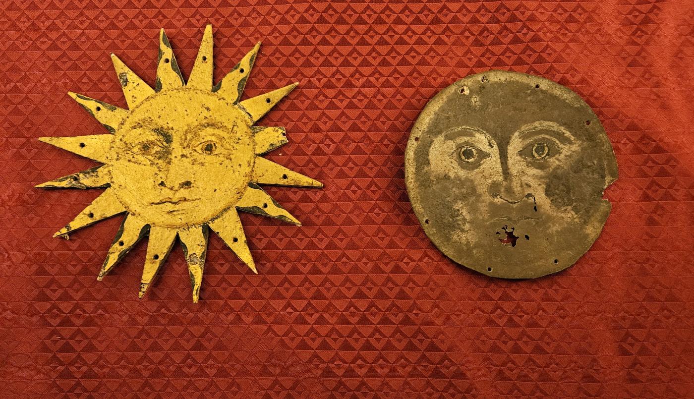 Anverso de los astros elaborados con papel de incunables y naipes que adornaban el retablo de Santa B&aacute;rbara